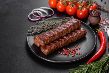 Baharat ve otlarla ızgara yapılmış taze kebap. Izgara et yemeği.