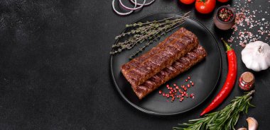 Baharat ve otlarla ızgara yapılmış taze kebap. Izgara et yemeği.