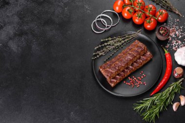 Baharat ve otlarla ızgara yapılmış taze kebap. Izgara et yemeği.