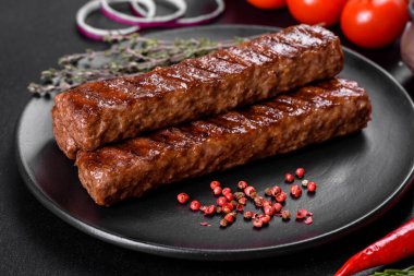 Baharat ve otlarla ızgara yapılmış taze kebap. Izgara et yemeği.