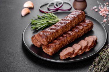 Baharat ve otlarla ızgara yapılmış taze kebap. Izgara et yemeği.