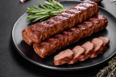 Baharat ve otlarla ızgara yapılmış taze kebap. Izgara et yemeği.