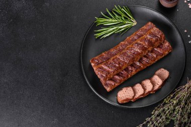 Baharat ve otlarla ızgara yapılmış taze kebap. Izgara et yemeği.