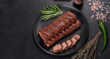 Baharat ve otlarla ızgara yapılmış taze kebap. Izgara et yemeği.