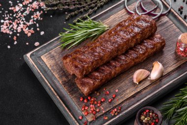 Baharat ve otlarla ızgara yapılmış taze kebap. Izgara et yemeği.