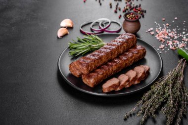 Baharat ve otlarla ızgara yapılmış taze kebap. Izgara et yemeği.