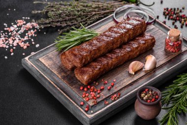 Baharat ve otlarla ızgara yapılmış taze kebap. Izgara et yemeği.