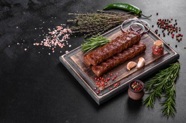Baharat ve otlarla ızgara yapılmış taze kebap. Izgara et yemeği.