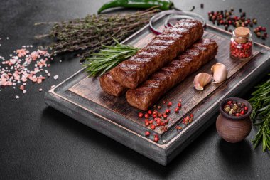 Baharat ve otlarla ızgara yapılmış taze kebap. Izgara et yemeği.