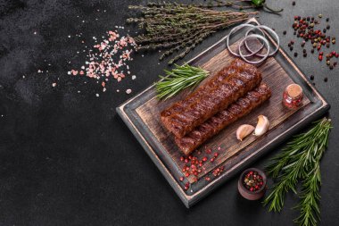Baharat ve otlarla ızgara yapılmış taze kebap. Izgara et yemeği.