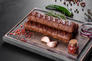 Baharat ve otlarla ızgara yapılmış taze kebap. Izgara et yemeği.