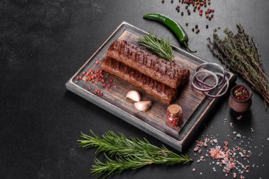 Baharat ve otlarla ızgara yapılmış taze kebap. Izgara et yemeği.