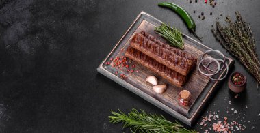 Baharat ve otlarla ızgara yapılmış taze kebap. Izgara et yemeği.