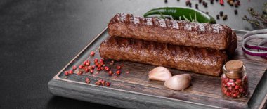 Baharat ve otlarla ızgara yapılmış taze kebap. Izgara et yemeği.