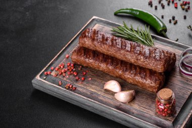 Baharat ve otlarla ızgara yapılmış taze kebap. Izgara et yemeği.