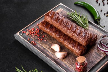 Baharat ve otlarla ızgara yapılmış taze kebap. Izgara et yemeği.