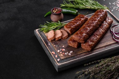 Baharat ve otlarla ızgara yapılmış taze kebap. Izgara et yemeği.