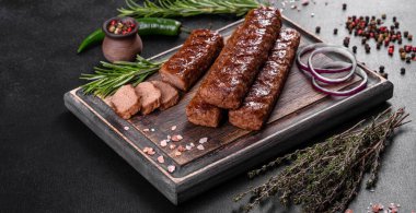 Baharat ve otlarla ızgara yapılmış taze kebap. Izgara et yemeği.