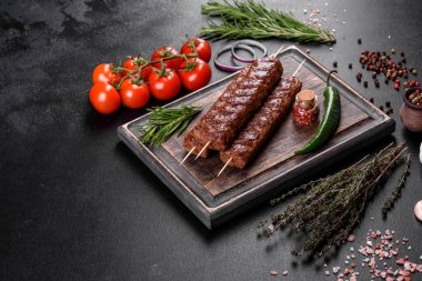Baharat ve otlarla ızgara yapılmış taze kebap. Izgara et yemeği.