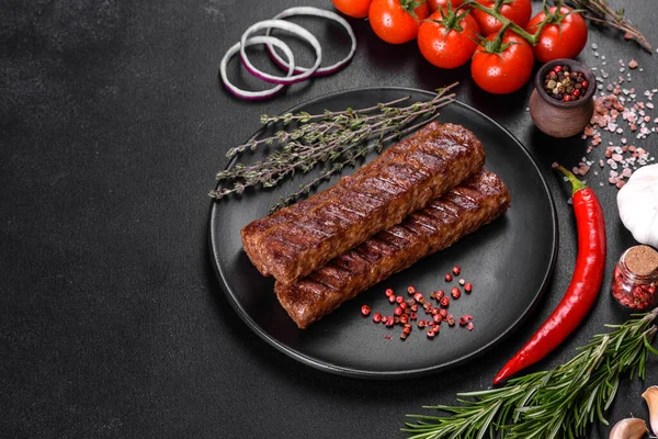 Baharat ve otlarla ızgara yapılmış taze kebap. Izgara et yemeği.
