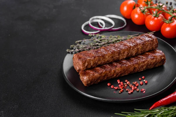 Baharat ve otlarla ızgara yapılmış taze kebap. Izgara et yemeği.