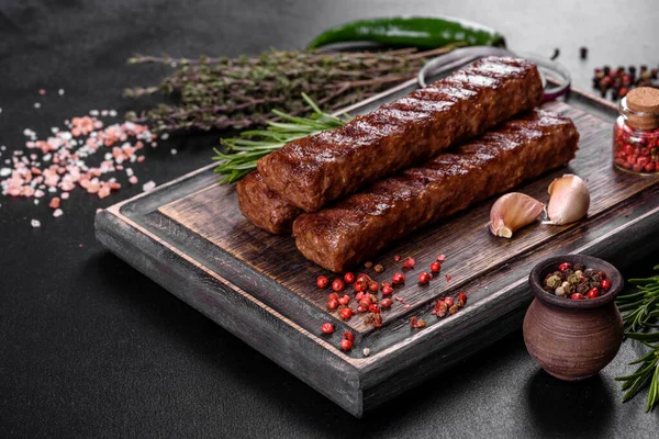 Baharat ve otlarla ızgara yapılmış taze kebap. Izgara et yemeği.