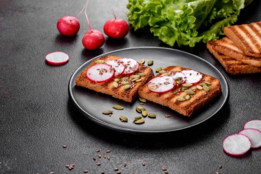 Tost, turp, kabak tohumu ve keten tohumlu lezzetli gevrek sandviç. Vejeteryan yemeği