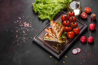 Çıtır tostlu, jambonlu, marullu ve domatesli lezzetli sandviç. Hızlı besleyici kahvaltı.