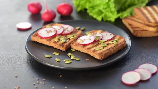 Heerlijk Knapperig Broodje Met Toast Radijs Pompoenpitten Lijnzaad Vegaristisch Voedsel — Stockvideo