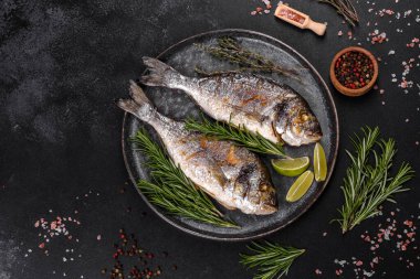 Baharat ve otlarla ızgarada pişirilmiş lezzetli dorado. Dorado yemek pişirdi.