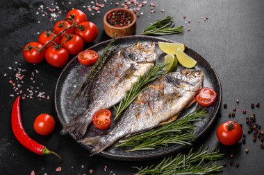Baharat ve otlarla ızgarada pişirilmiş lezzetli dorado. Dorado yemek pişirdi.