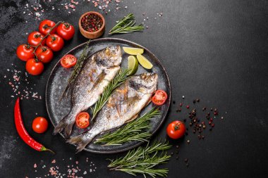 Baharat ve otlarla ızgarada pişirilmiş lezzetli dorado. Dorado yemek pişirdi.