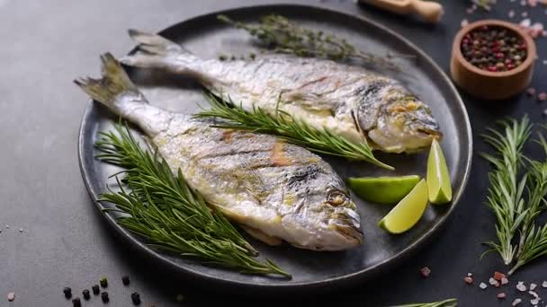 맛있는 도르도는 향미료와 허브와 우유병에 것이다 도라도는 — 비디오