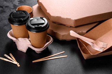 Çevre dostu kahverengi kartondan yapılmış tek kullanımlık tabaklar. Tek kullanımlık yemeklerde yemek servisi.