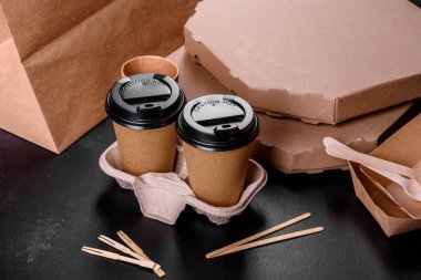 Çevre dostu kahverengi kartondan yapılmış tek kullanımlık tabaklar. Tek kullanımlık yemeklerde yemek servisi.