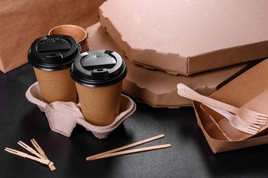 Çevre dostu kahverengi kartondan yapılmış tek kullanımlık tabaklar. Tek kullanımlık yemeklerde yemek servisi.