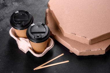 Çevre dostu kahverengi kartondan yapılmış tek kullanımlık tabaklar. Tek kullanımlık yemeklerde yemek servisi.