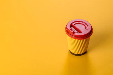 Çevre dostu kahverengi kartondan yapılmış tek kullanımlık tabaklar kağıt atığından geri dönüştürülüyor.