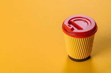 Çevre dostu kahverengi kartondan yapılmış tek kullanımlık tabaklar kağıt atığından geri dönüştürülüyor.