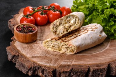 Koyu beton bir masada et ve sebzeli leziz taze shawarma. Fast food, Türk mutfağı