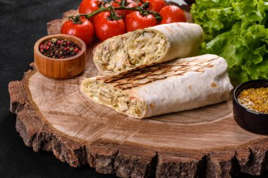 Koyu beton bir masada et ve sebzeli leziz taze shawarma. Fast food, Türk mutfağı