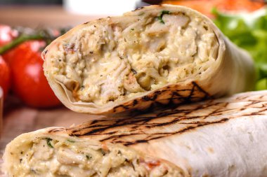 Koyu beton bir masada et ve sebzeli leziz taze shawarma. Fast food, Türk mutfağı