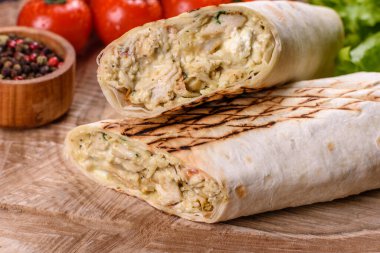 Koyu beton bir masada et ve sebzeli leziz taze shawarma. Fast food, Türk mutfağı