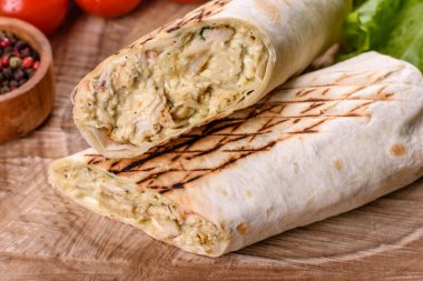 Koyu beton bir masada et ve sebzeli leziz taze shawarma. Fast food, Türk mutfağı