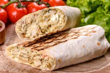 Koyu beton bir masada et ve sebzeli leziz taze shawarma. Fast food, Türk mutfağı