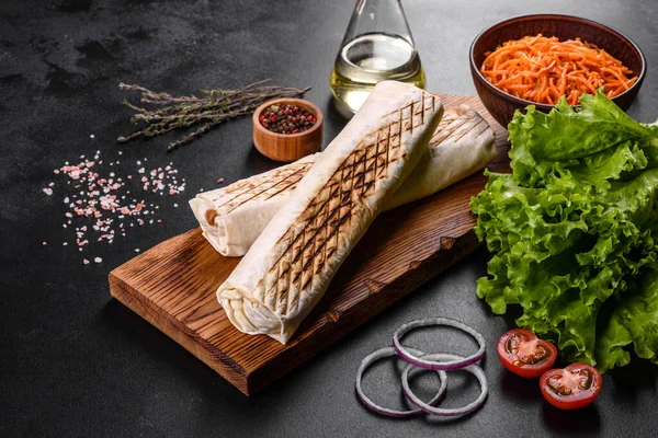 Koyu beton bir masada et ve sebzeli leziz taze shawarma. Fast food, Türk mutfağı