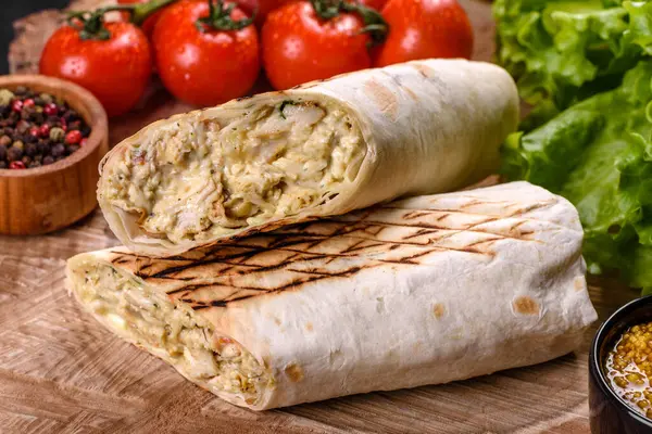 Koyu beton bir masada et ve sebzeli leziz taze shawarma. Fast food, Türk mutfağı