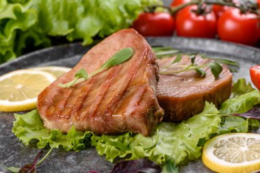 Baharatlı, otlu ve limon dilimli lezzetli ton balığı bifteği.