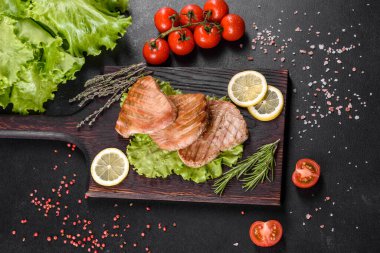 Baharatlı, otlu ve limon dilimli lezzetli ton balığı bifteği.