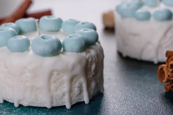 Красивая Красочная Яркая Свеча Виде Аппетитного Торта Ароматерапия Свечи Запахом — стоковое фото